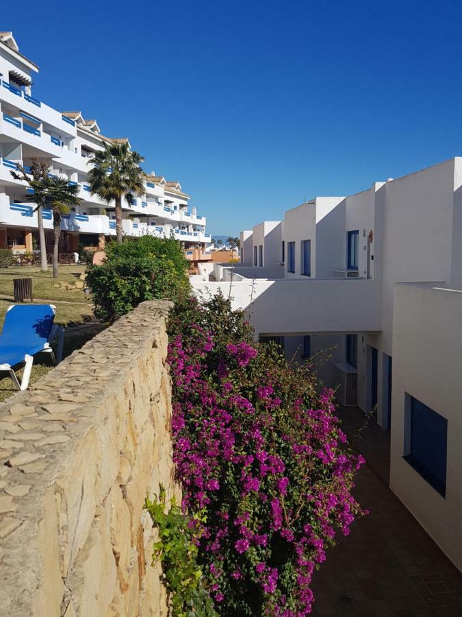Duquesa Suites Golf And Gardens Манилва Екстериор снимка