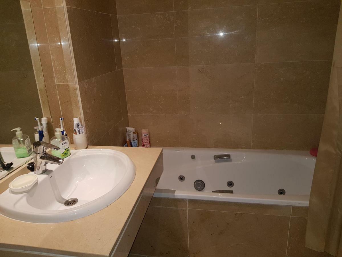 Duquesa Suites Golf And Gardens Манилва Екстериор снимка