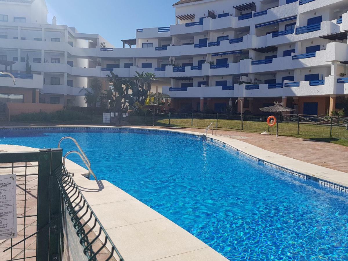 Duquesa Suites Golf And Gardens Манилва Екстериор снимка