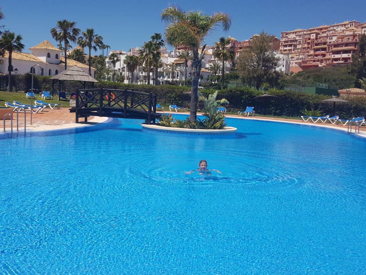 Duquesa Suites Golf And Gardens Манилва Екстериор снимка